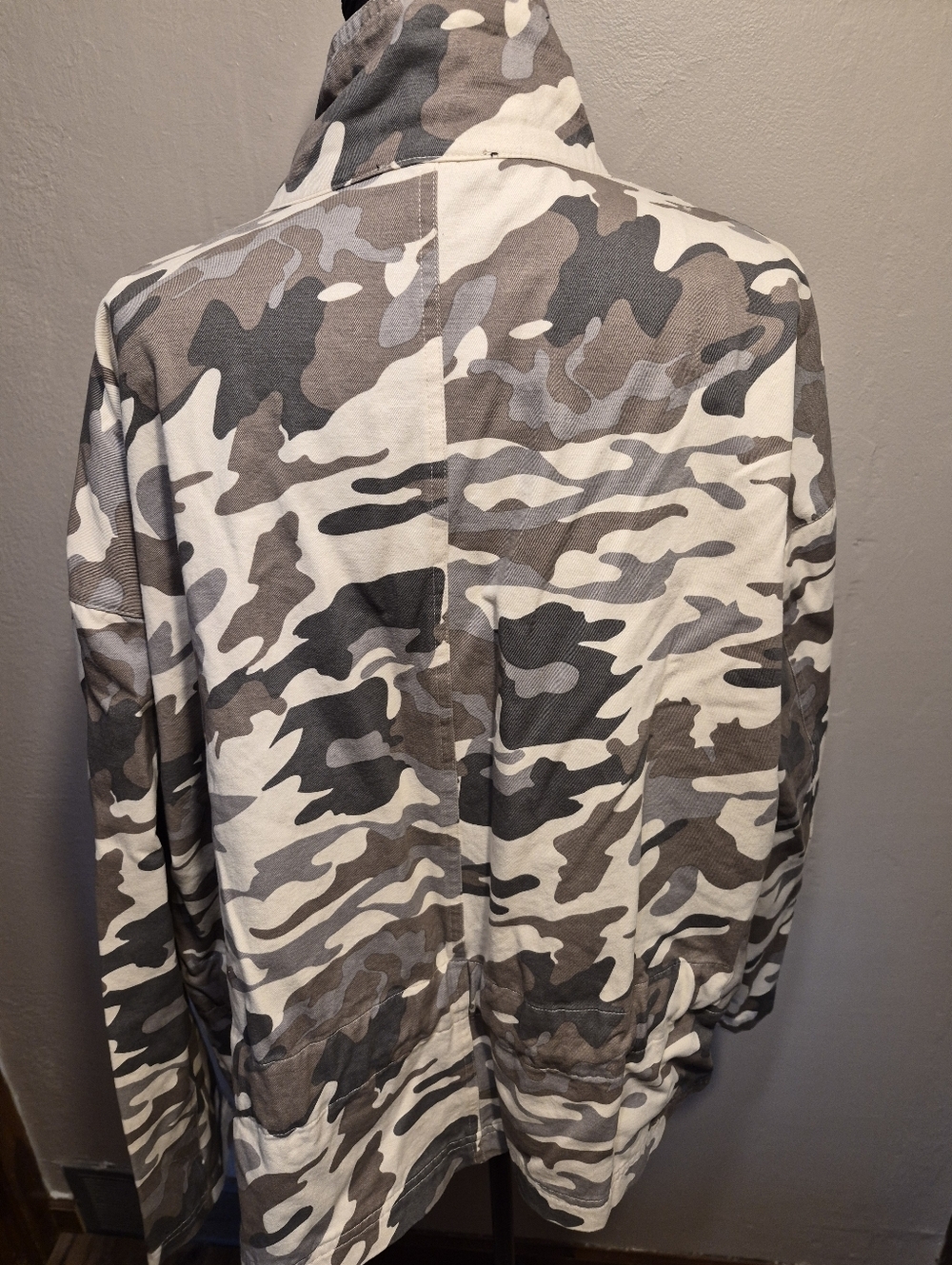 Mittoshop Over-sized Snap-front Tie Camo Jacket Medium - Picture 5 of 8